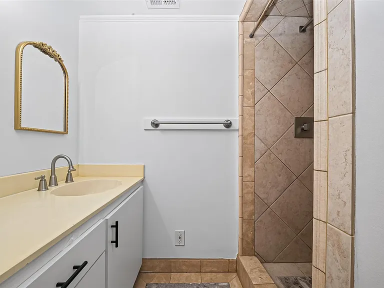3731 Drake St — Photo 30