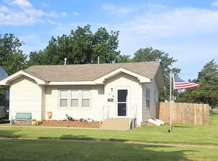 423 N 8th Ave, Fairview, OK 73737