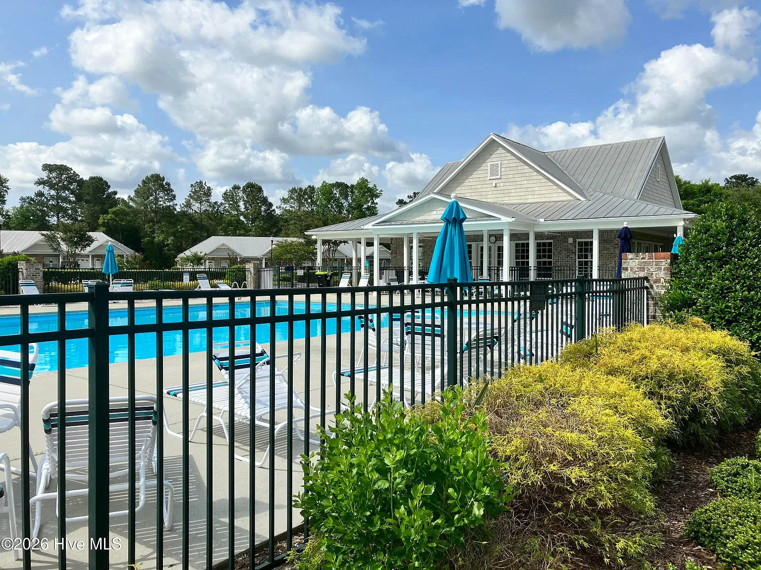 3 bed, 3.0 bath, 1650 sqft, $2,015 — Photo 3