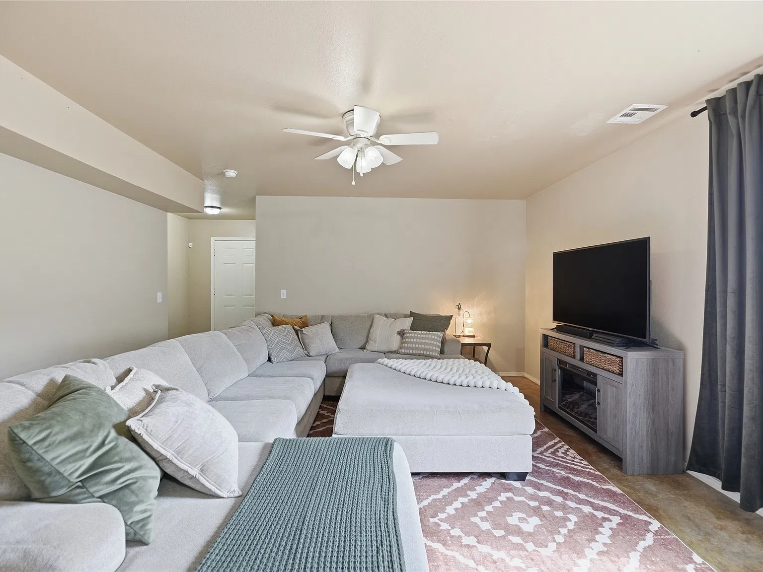 3 bed, 2.0 bath, 1697 sqft, $1,700 — Photo 3