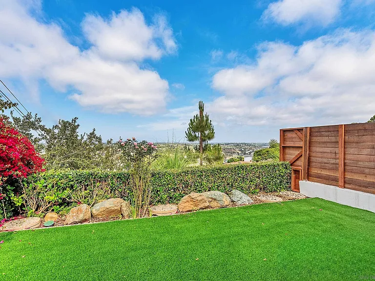 5830 Desert View Dr — Photo 34