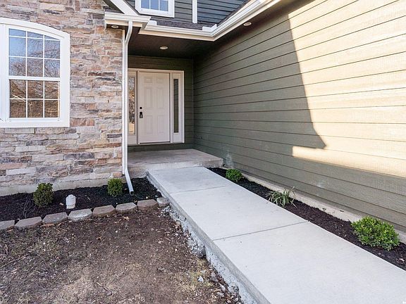 3rd image of 121 Hillside Dr