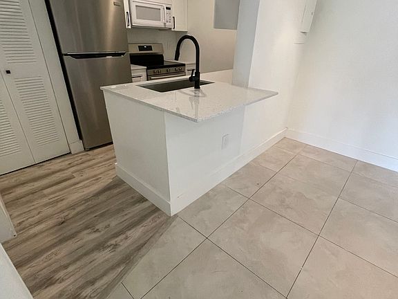 2nd image of 2831 Oakland Forest Dr #310