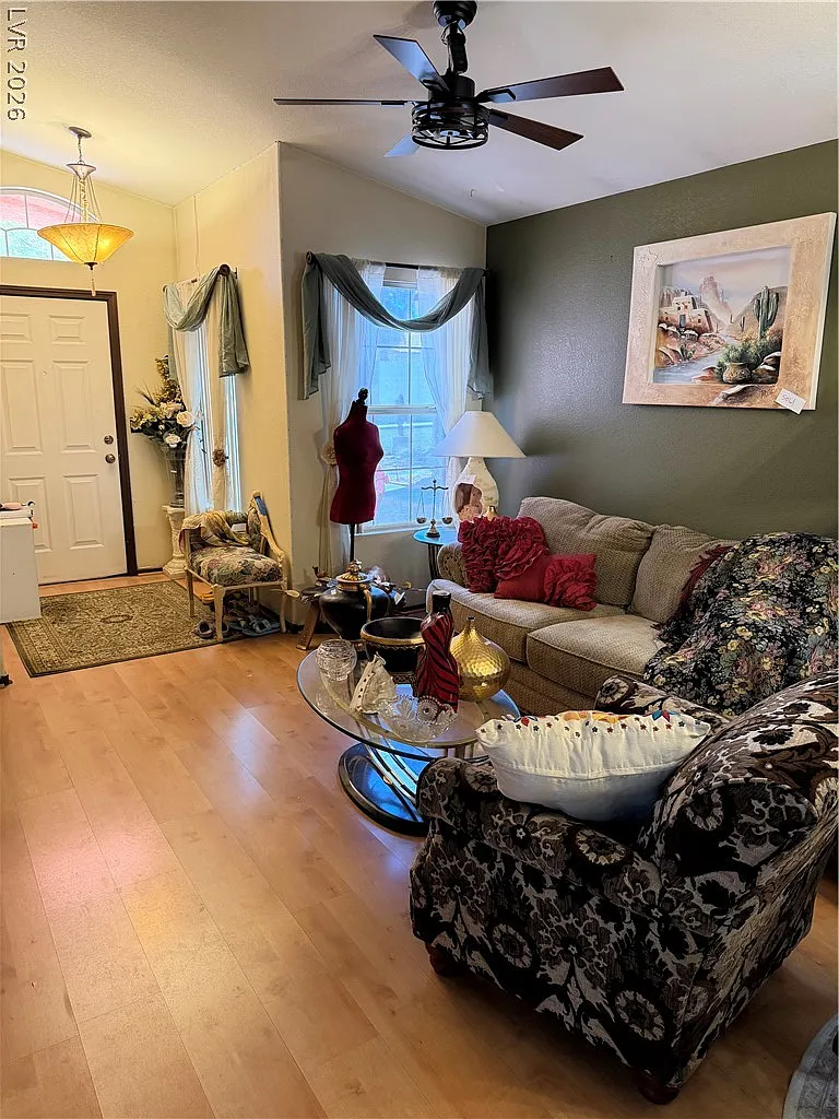 3 bed, 2.0 bath, 1296 sqft, $1,995 — Photo 3