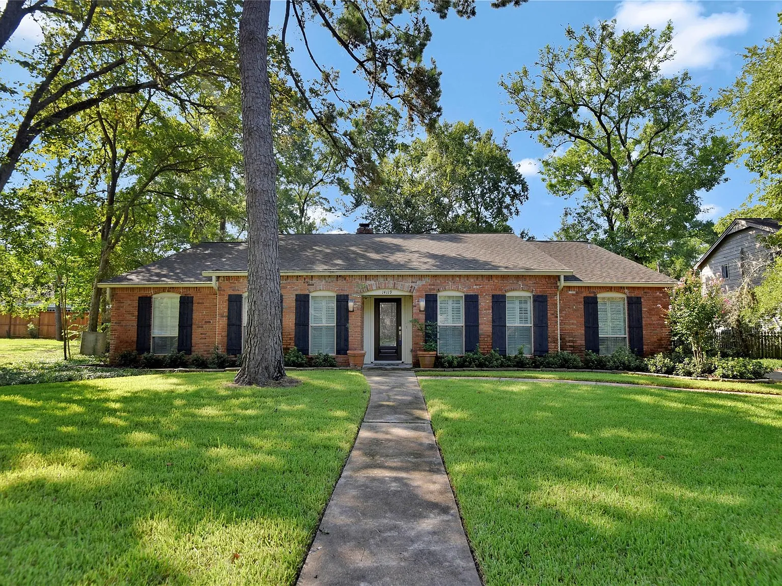 4 bed, 2.5 bath, 2364 sqft, $3,900 — Photo 2