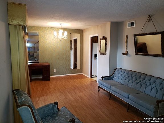 3rd image of 815 Tamworth Dr