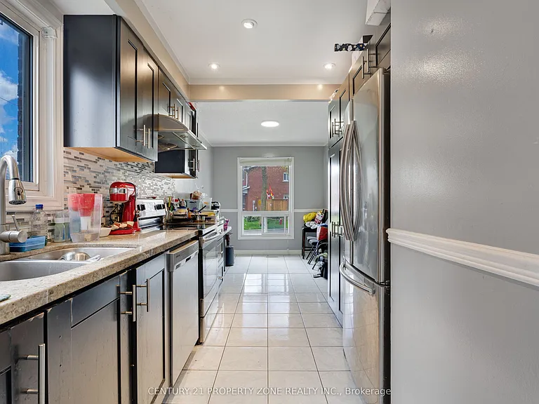 32 Lady Stewart Blvd — Photo 15