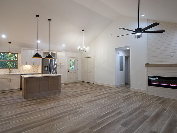 3rd image of 231 Malory Cir
