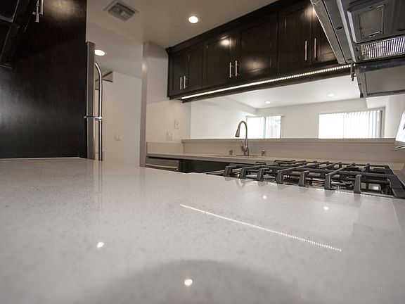 4th image of 1524 Granville Ave APT 105