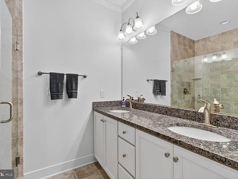 619 E Custis Ave — Photo 18