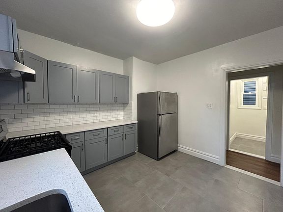 2nd image of 58 Oxford Pl #2A