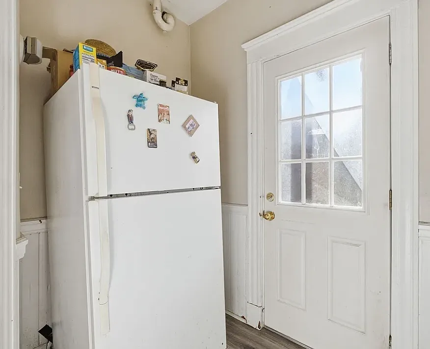 4 bed, 9999 sqft, $3,975 — Photo 2