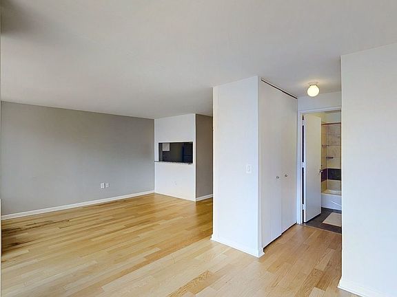5th image of 260 W 52nd St #19E