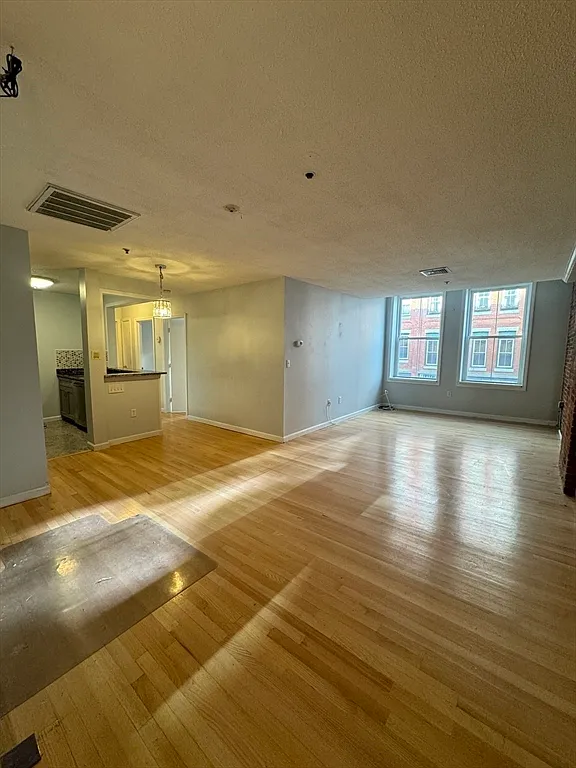 2 bed, 1.0 bath, 759 sqft, $2,000 — Photo 1