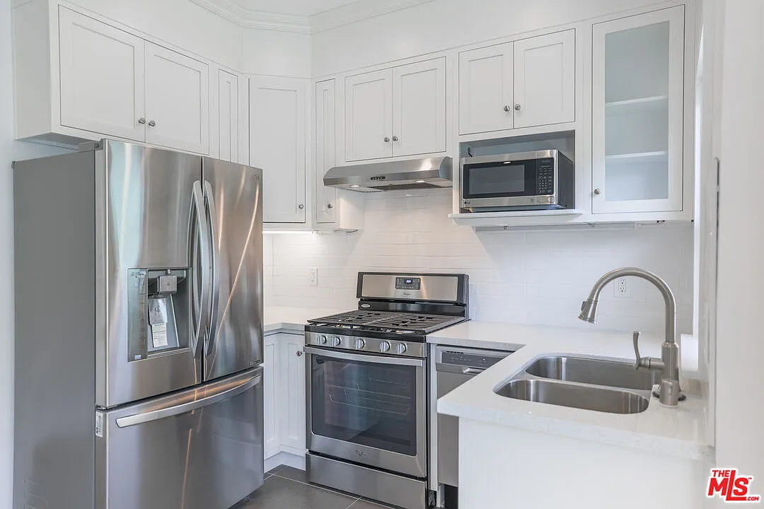 2 bed, 1.5 bath, $5,000 — Photo 2