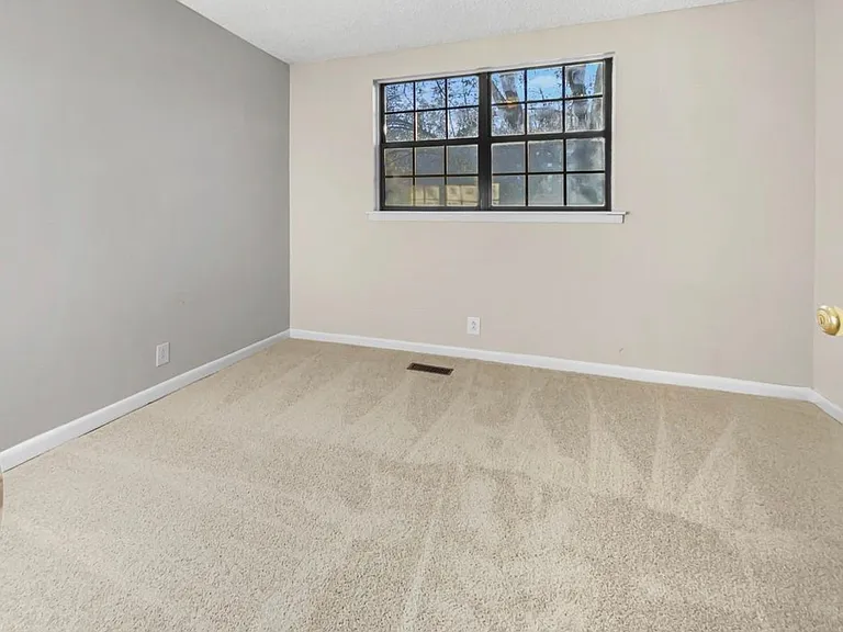 433 Rockwood Dr — Photo 7