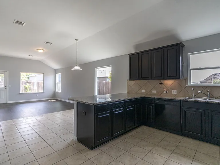 1411 Elbe St — Photo 5