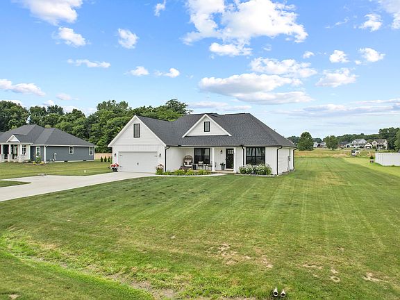 3rd image of 801 Mandy Ln
