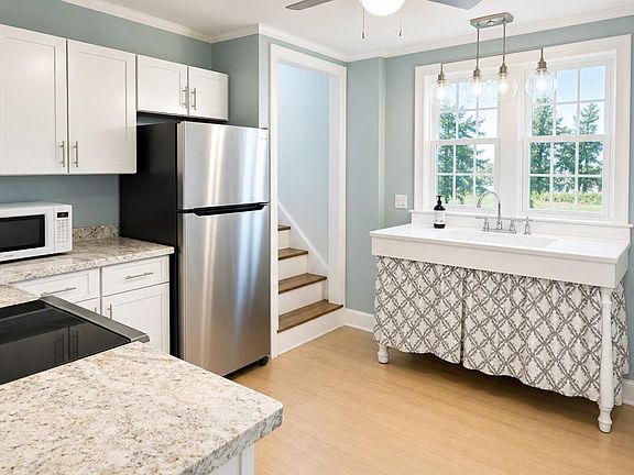 3rd image of 70 Edgartown Vineyard Haven Rd