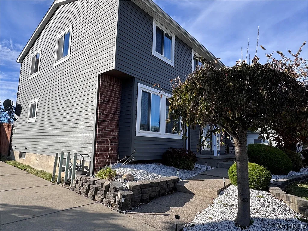 3 bed, 1.5 bath, 2324 sqft, $1,900 — Photo 3