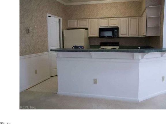 3rd image of 642 W Lake Cir