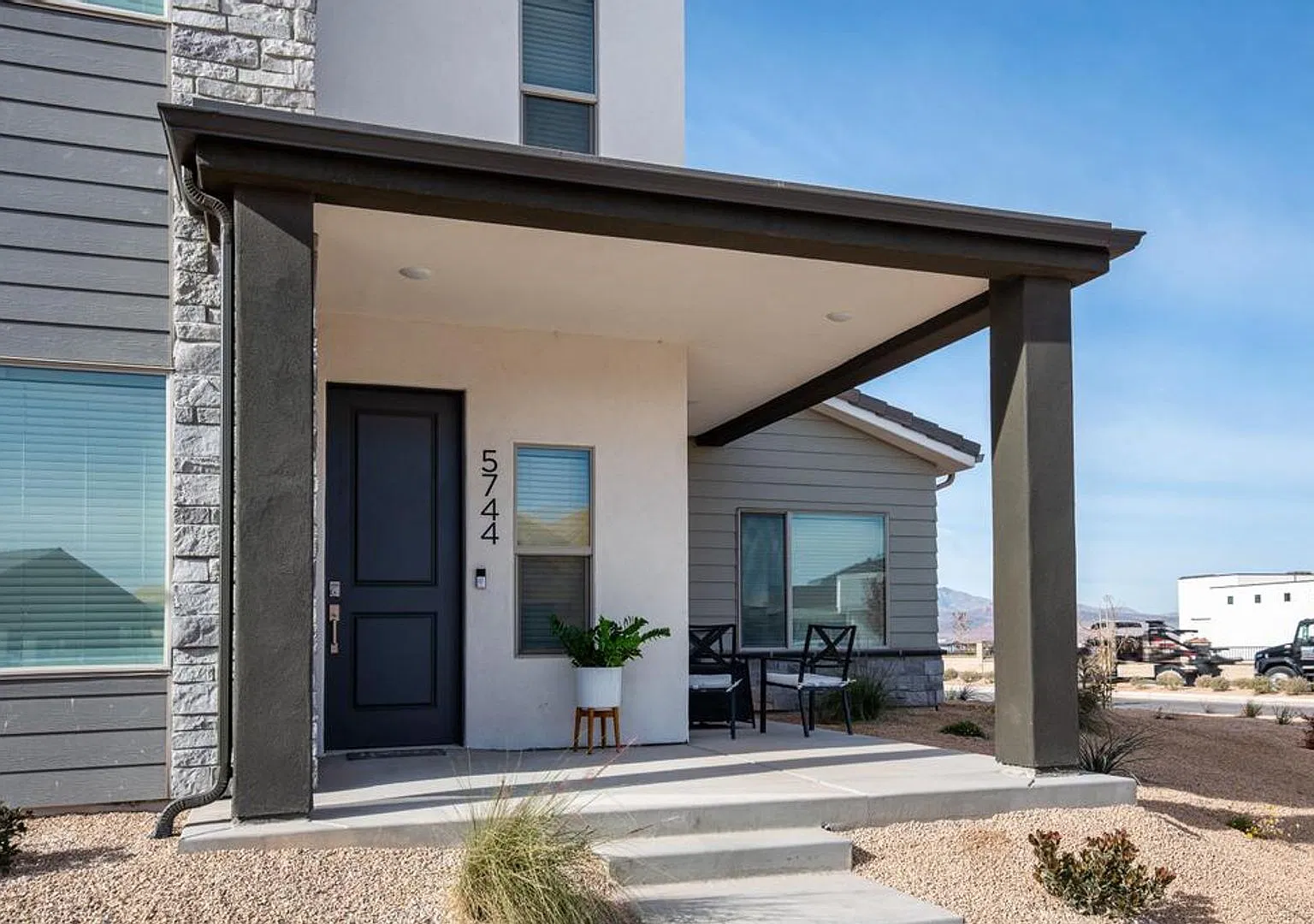 Desert Color Townhome 4-Bedrooms! — Photo 2