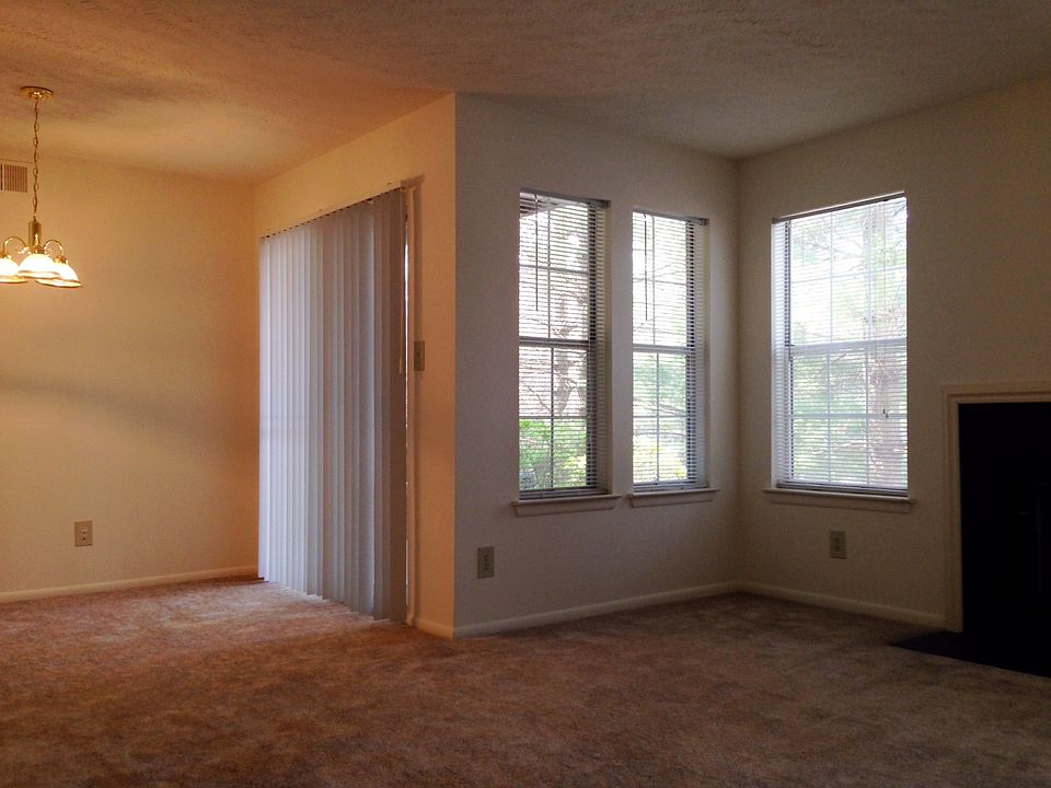 Open living and dining room floorplan