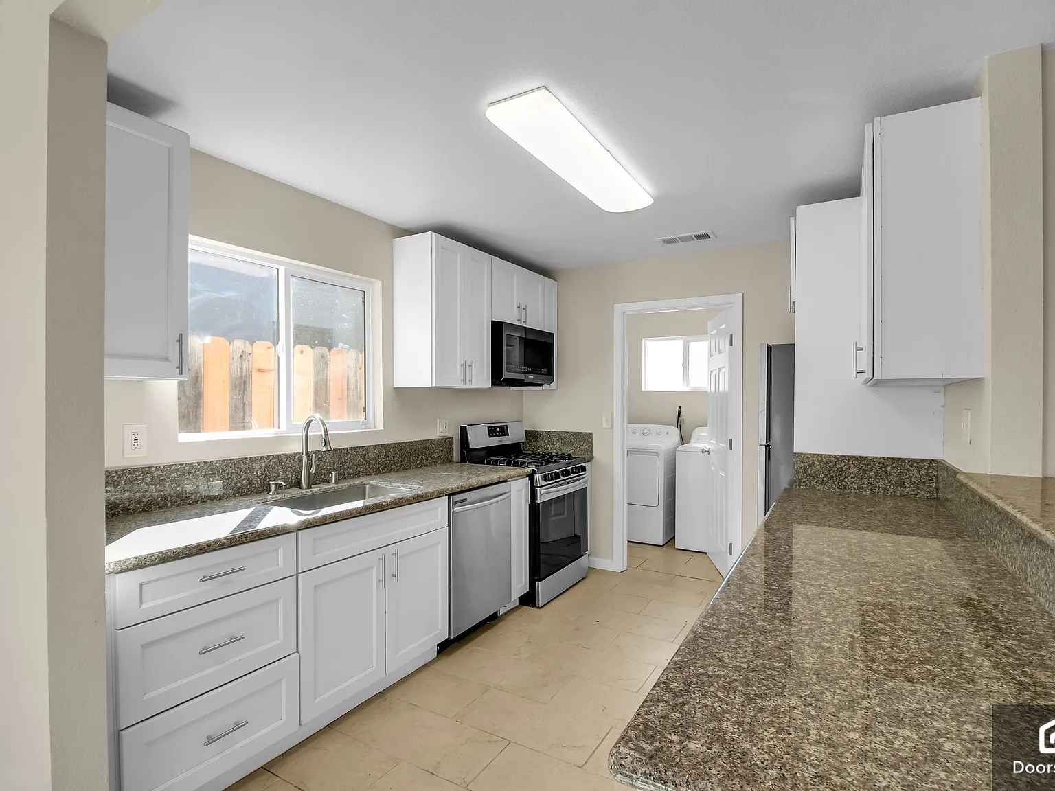 3 bed, 1.5 bath, 1031 sqft, $2,600 — Photo 2
