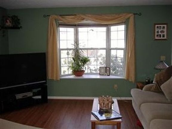 4th image of 92 Dover Place Ln
