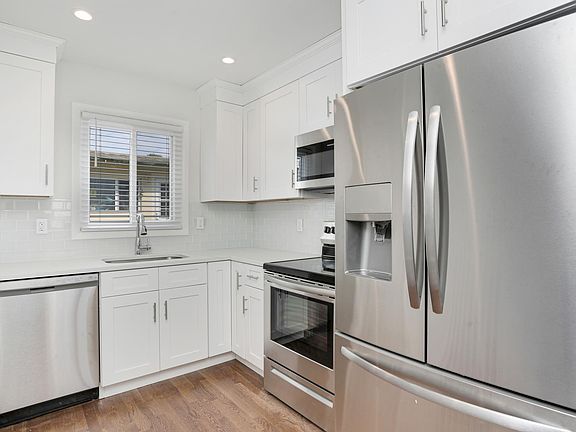 Chic Renovated Kitchen w/Stainless Steel Appliances