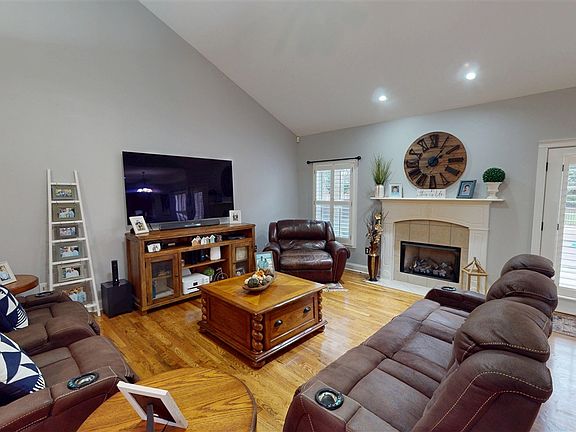3rd image of 796 Mandarin Ave