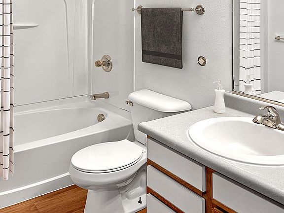 5th image of 644 Stonehaven Dr #10