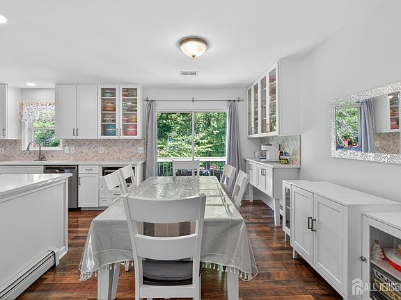 5th image of 185 Fresh Ponds Rd S