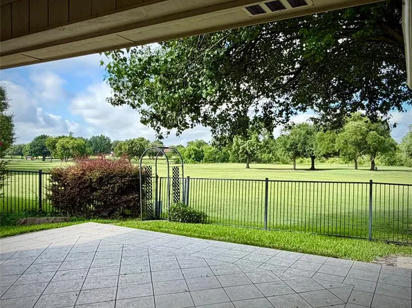 3212 Laurel Oaks Ct, Garland, TX 75044