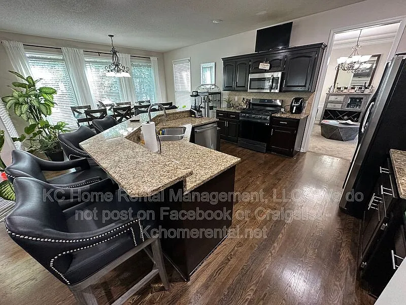 4 bed, 4.5 bath, $3,500 — Photo 4