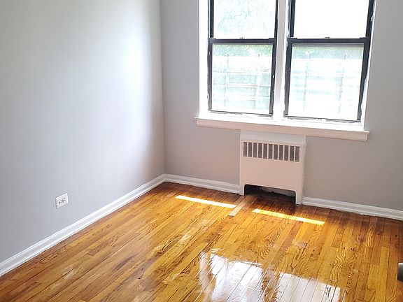 4th image of 735 Pelham Pkwy N #3