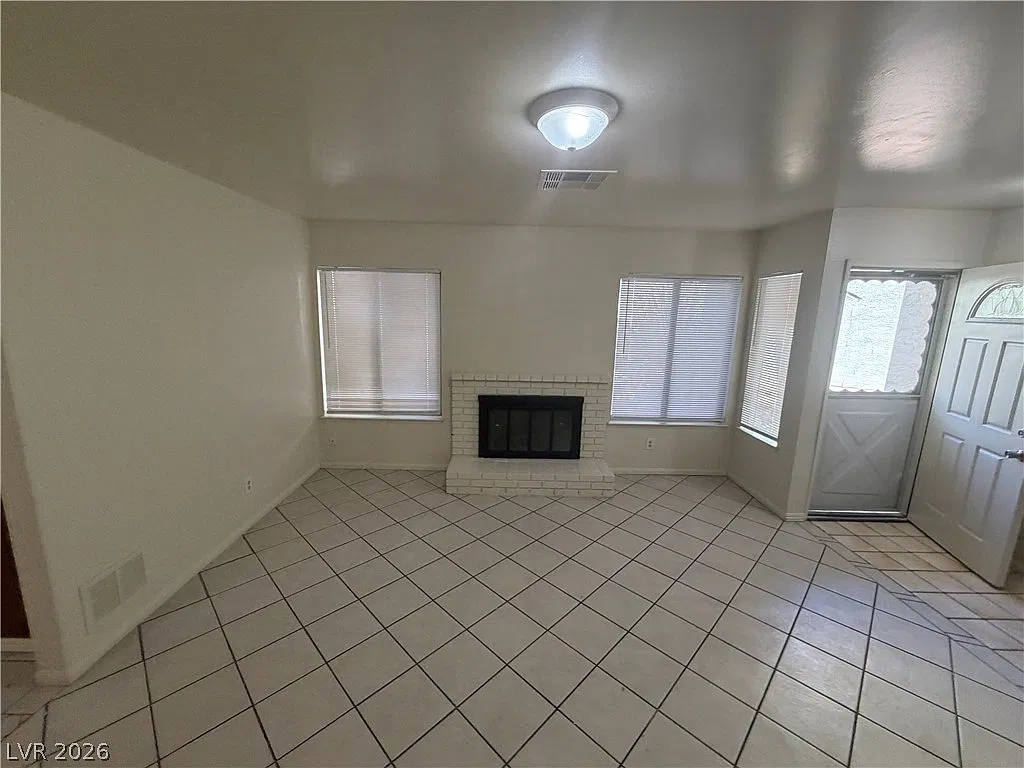 3 bed, 2.0 bath, 1165 sqft, $1,584 — Photo 3