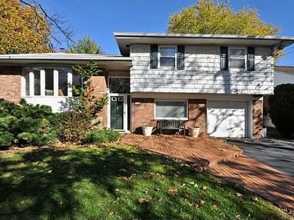 15 Holiday Ct, Valley Stream, NY 11581