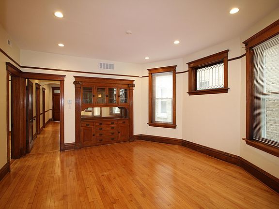 2nd image of 2218 W Walton St #1
