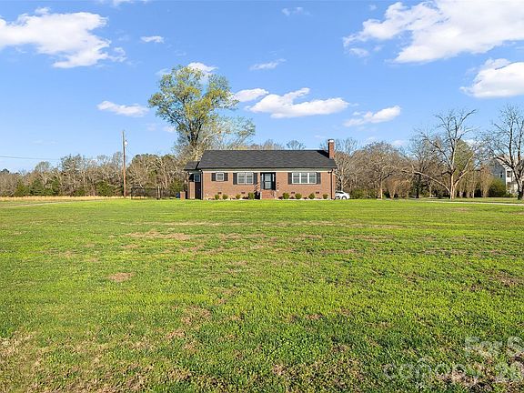 3rd image of 871 Saluda Rd