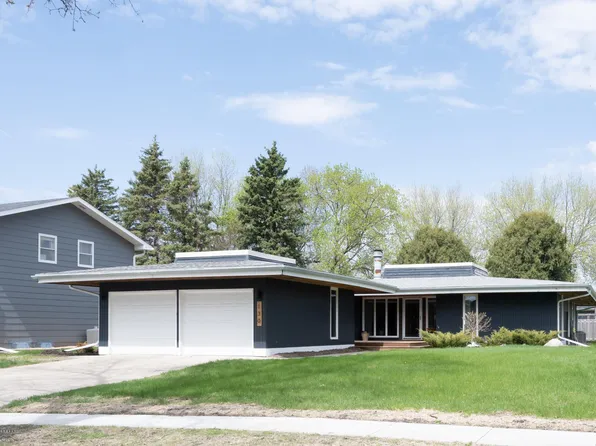 130 S Woodcrest Dr N, Fargo, ND 58102