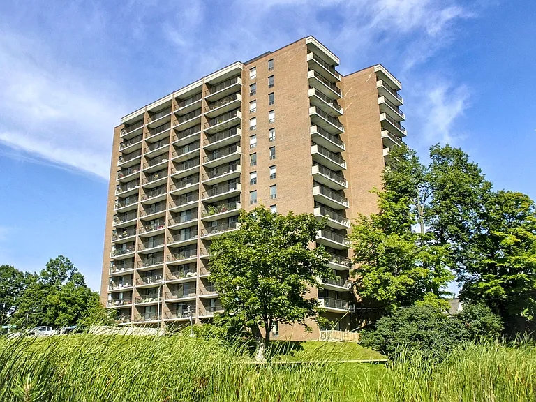 350 Queen Elizabeth Driveway — Photo 11
