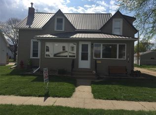 322 S Maple St, Monticello, IA 52310