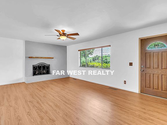 3rd image of 428 Stewart Cir