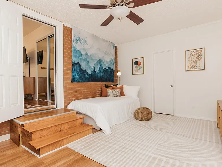 Bedroom4/Office w/Double Twin Bed & TV. Work Desk included (NOTE: Must pass through master bedroom to access)