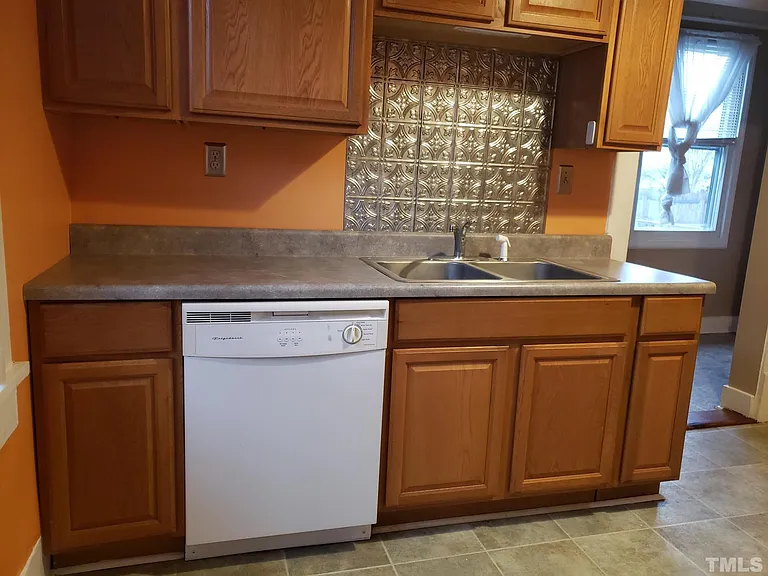 204 E Davis St — Photo 3