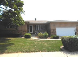 2012 Sierra Dr, Pekin, IL 61554
