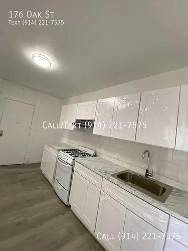 176 Oak St Photo 1