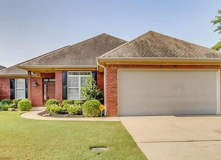 717 Greenbriar Dr — Photo 1