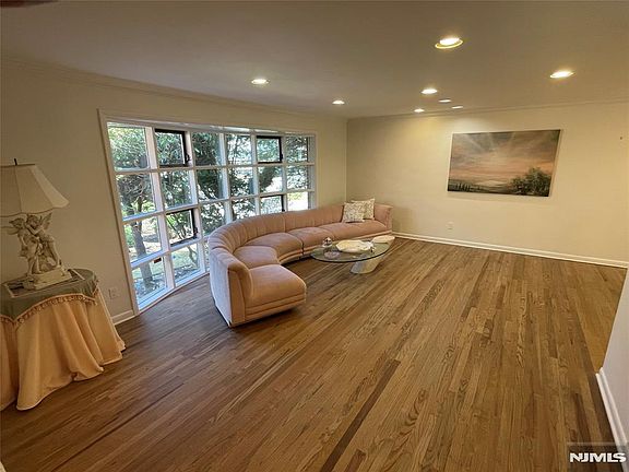 2nd image of 526 Rutland Ave